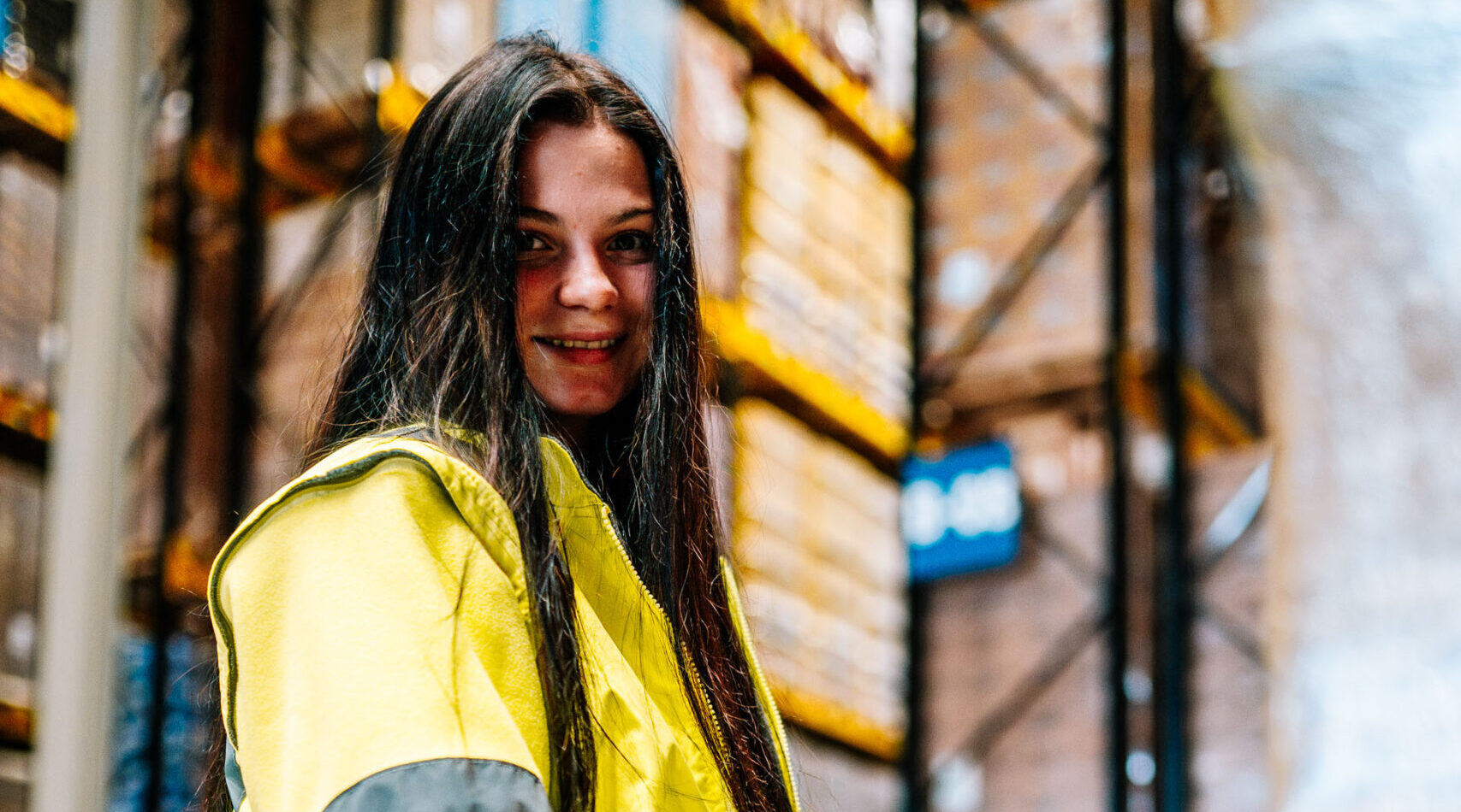 Vrouw met handscanner in een warehouse Nabuurs